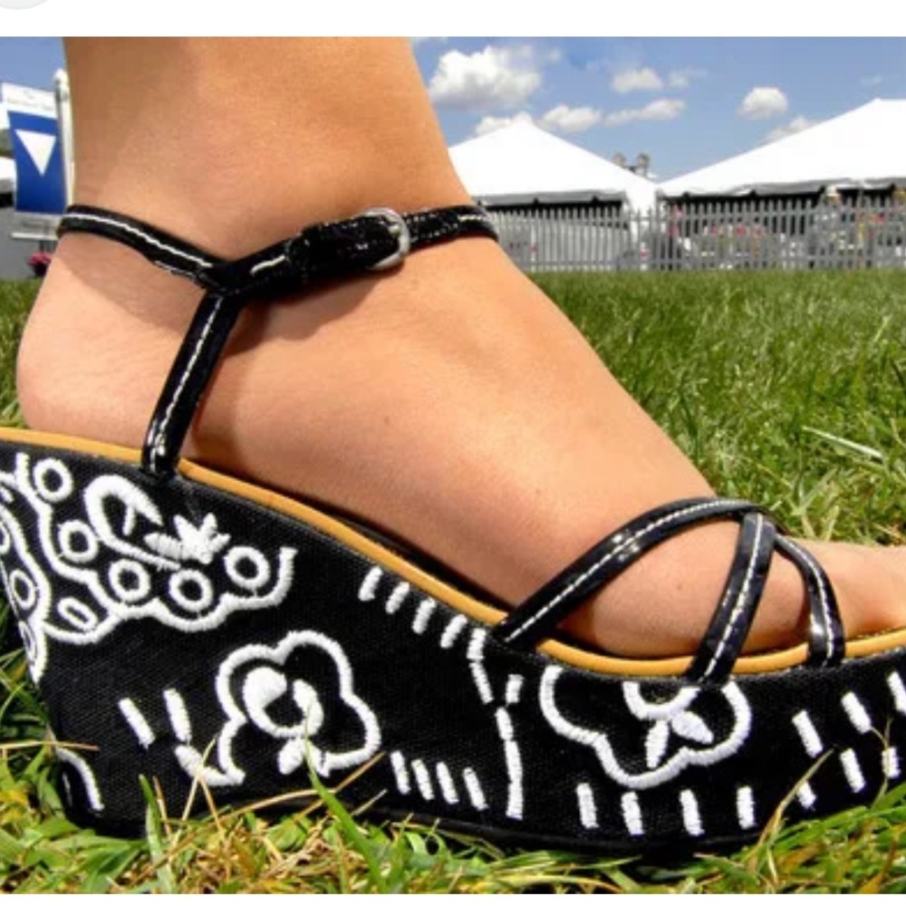FIONI WEDGE PLATFORM EMBROIDERED SANDALS IN SIZE 11 women